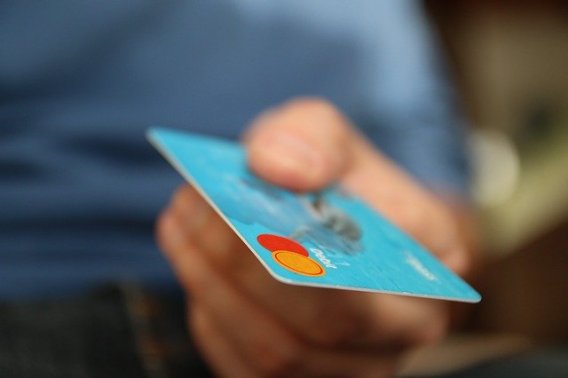 Jak na to, aby vás kreditní karta nevyšlá dráž, než je nutné?